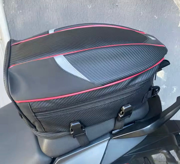 Top case vs sac de queue sur sportive : lequel choisir ?