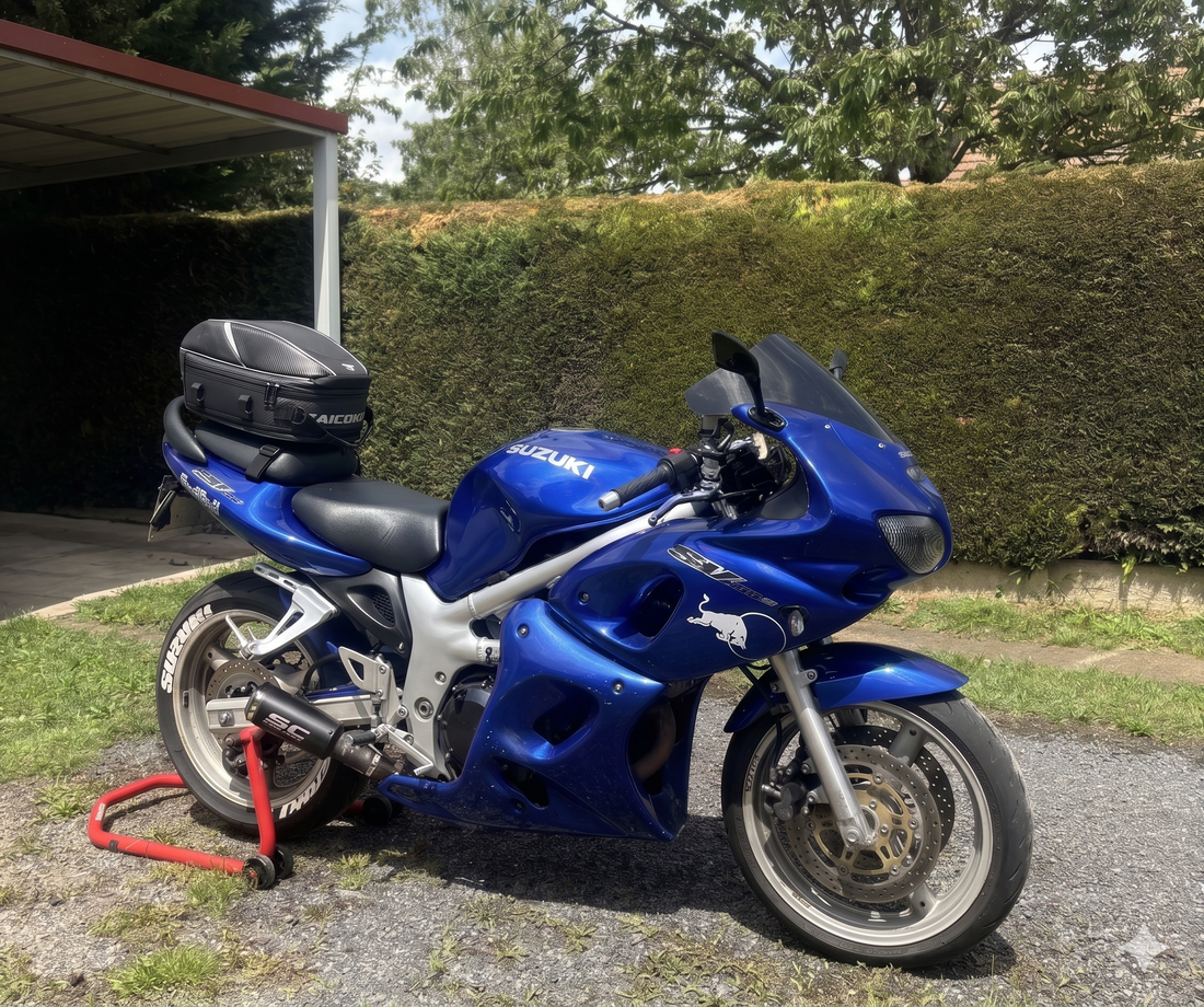 Voyager en sportive : Comment transporter ses affaires sans ruiner la ligne de sa moto ?