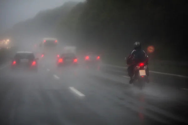 Rouler sous la pluie en moto : les 5 essentiels pour rester en sécurité