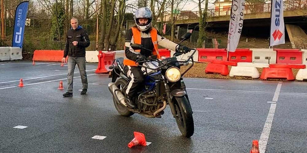 Le guide complet du débutant en moto : tout ce qu'il faut savoir avant de se lancer